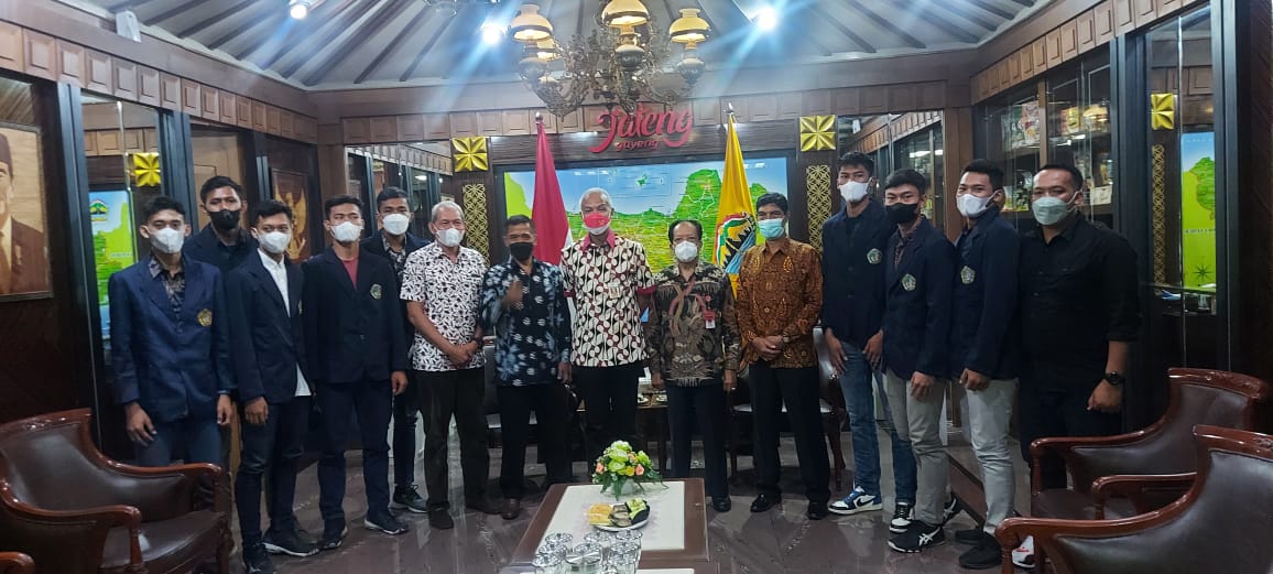 Gubernur Ganjar Pranowo Dukung Tim Voli Putra Untag.