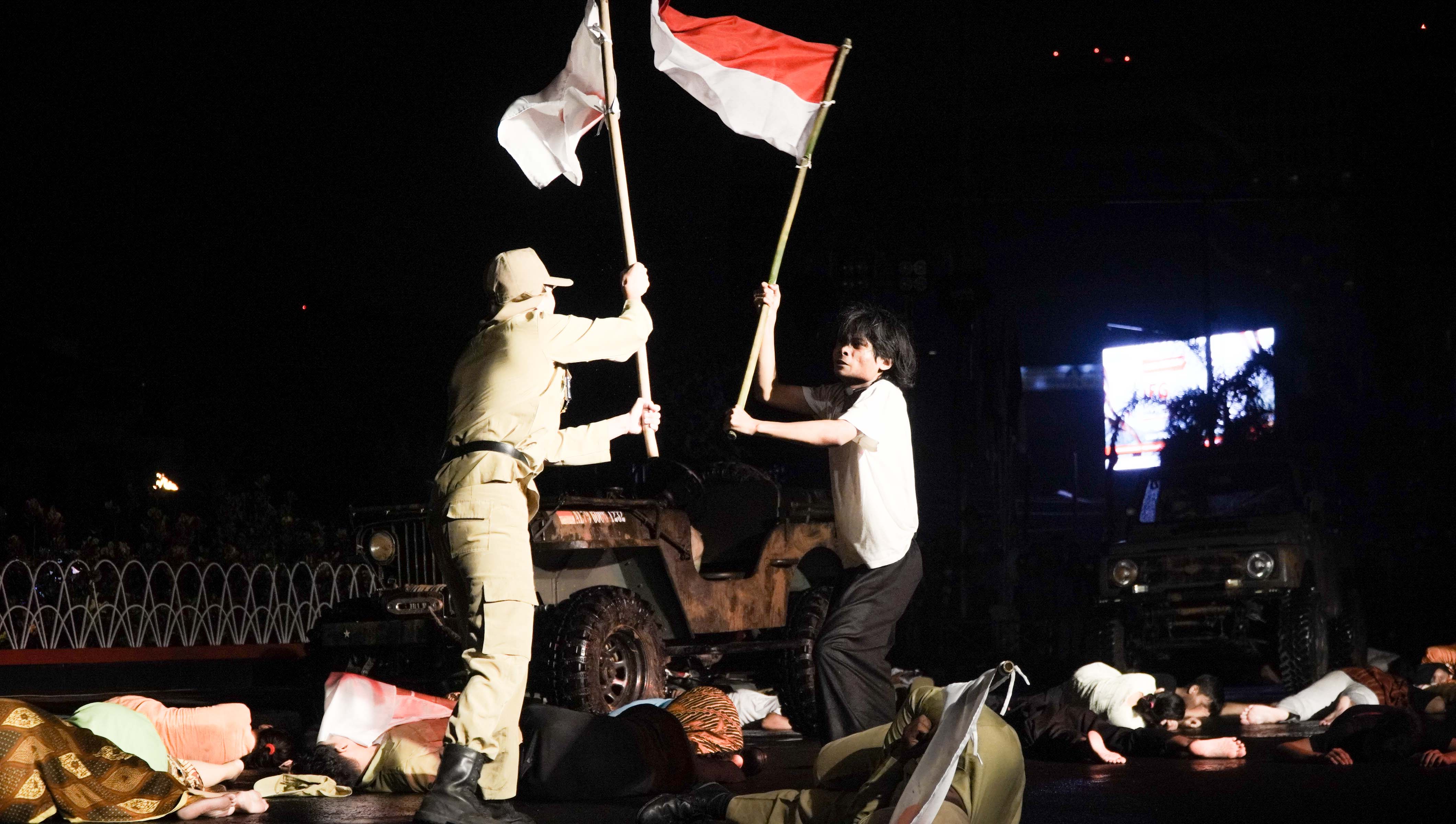 Gerimis Hujan Bukan Penghalang UKM Teater Pitoelas Perankan Pertempuran Lima Hari Semarang
