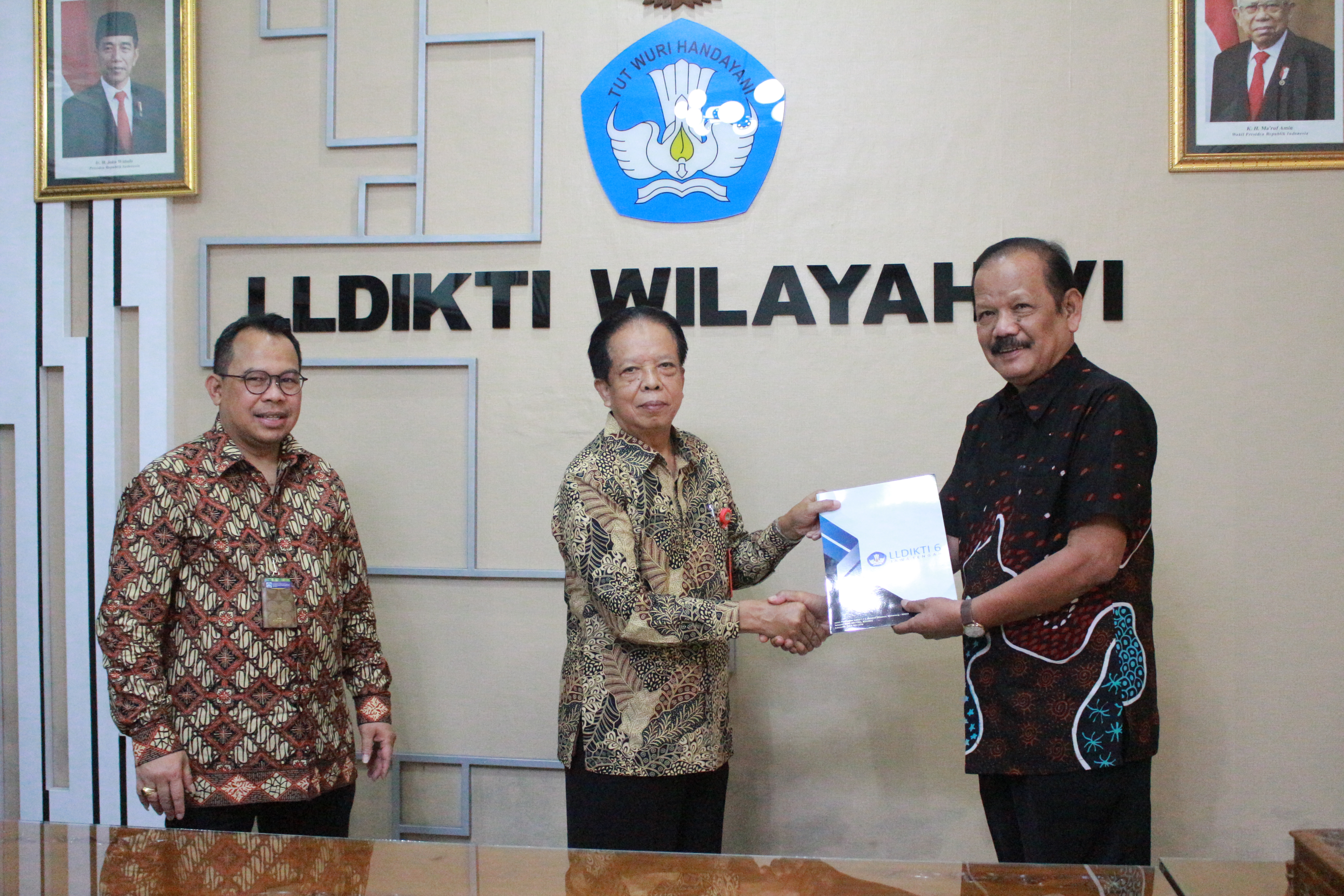 LLDIKTI Serahkan SK Guru Besar Untag Prof. Dr. Drs. Munawar Noor, MS.
