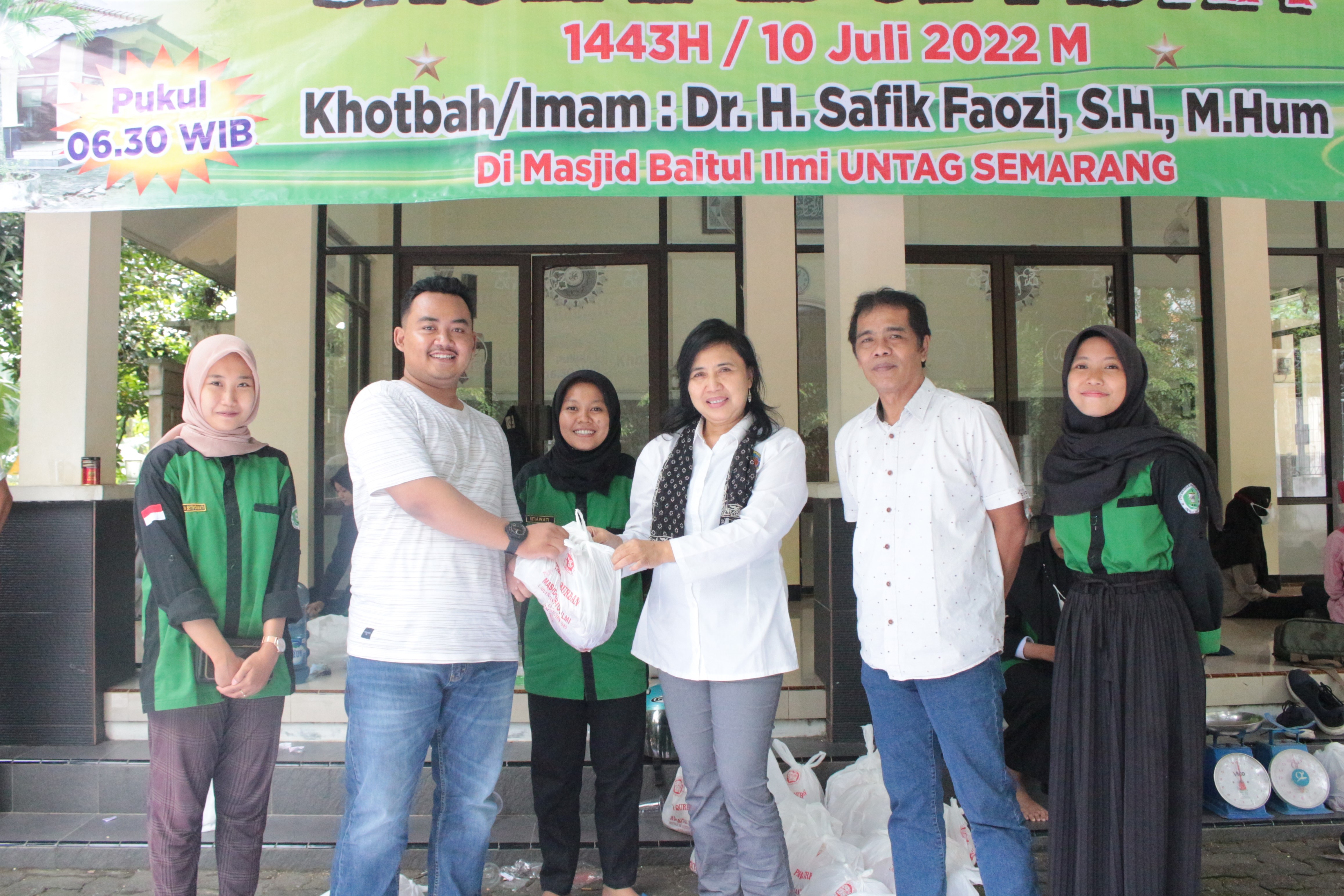 Untag Adakan Pembagian Daging Qurban ke Pegawai dan Warga Sekitar