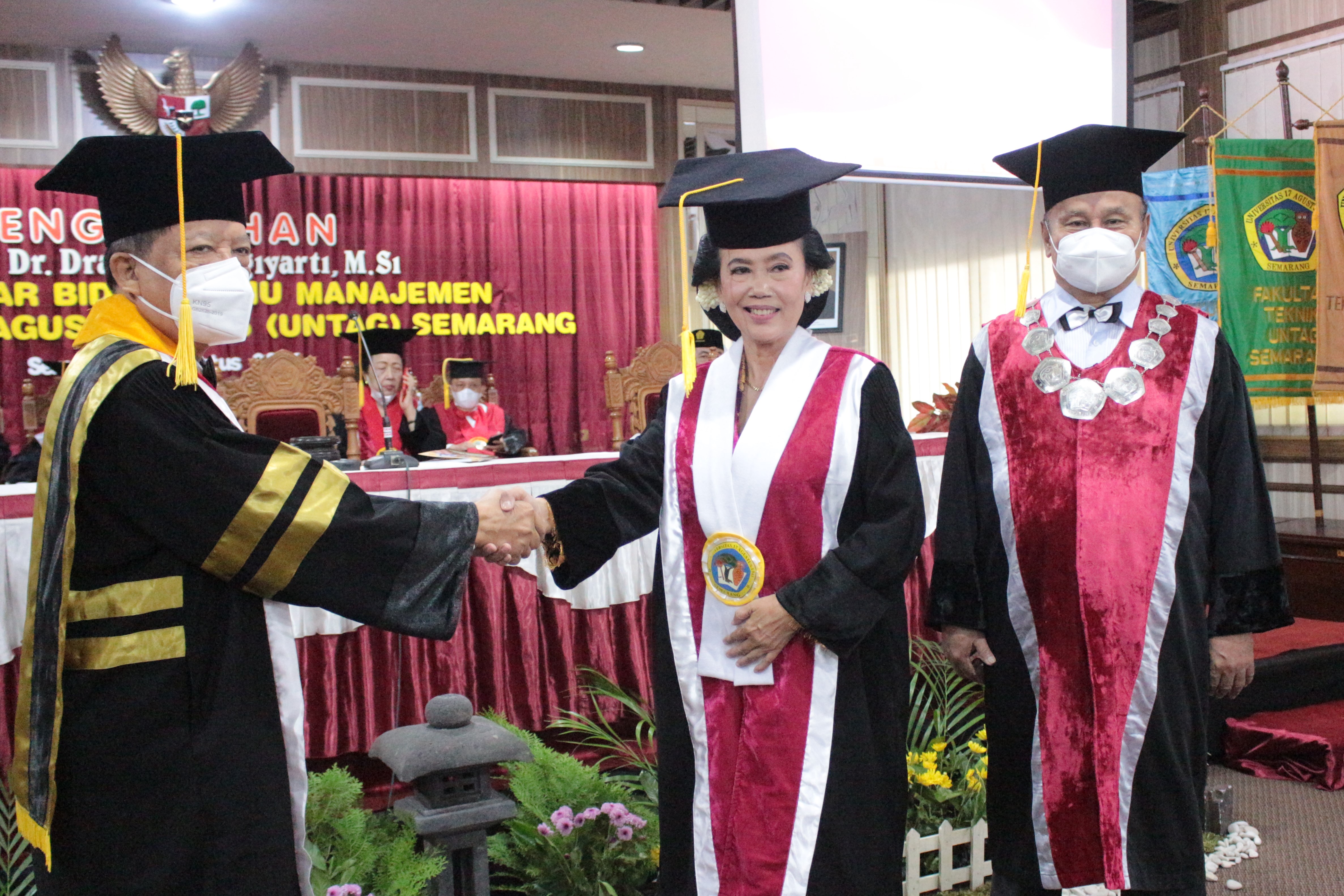 Gita Sugiyarti Dikukuhkan Sebagai Guru Besar Untag