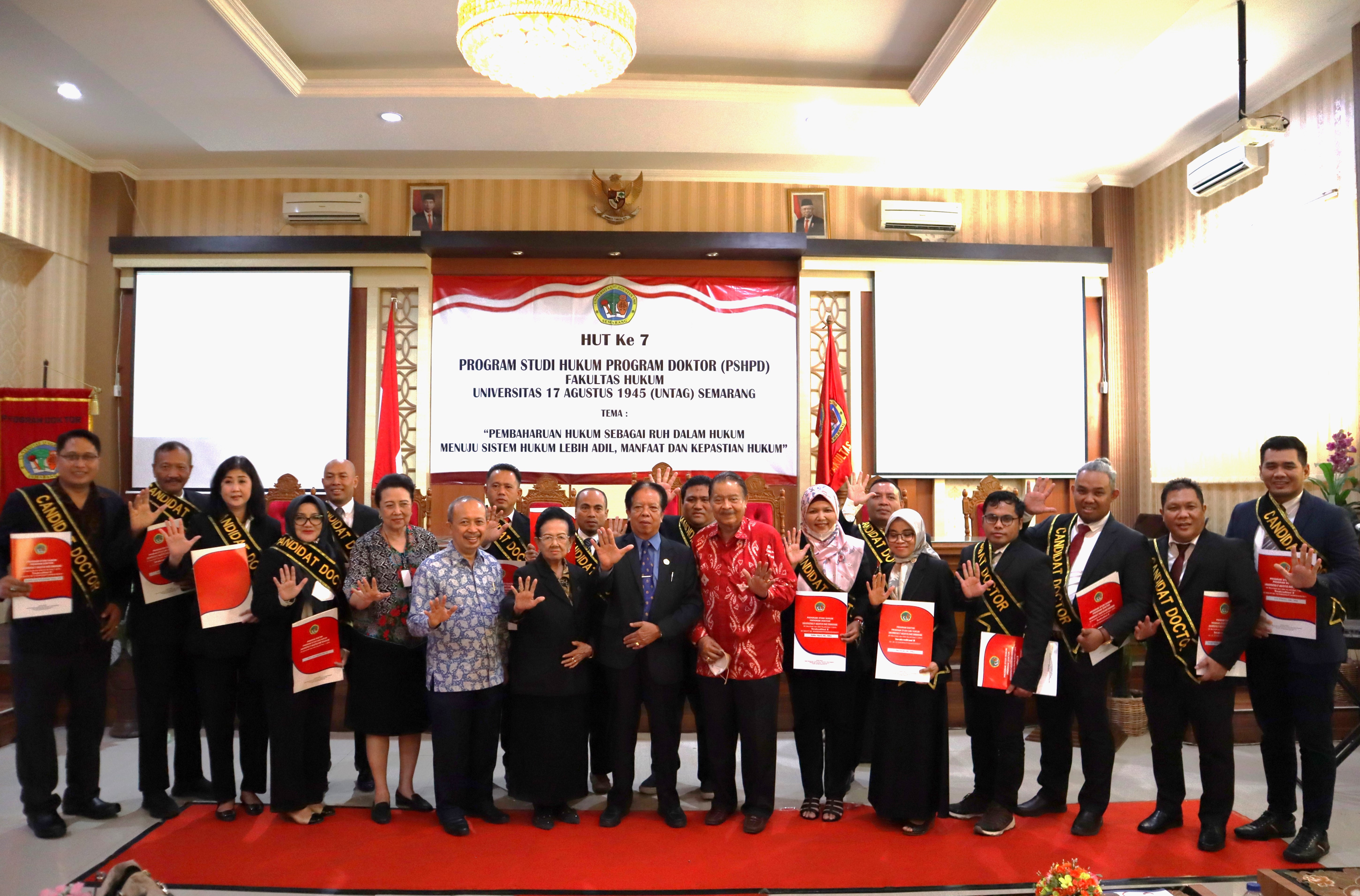 Penyerahan SK Candidat Doktor Warnai Acara HUT Program Doktor Ilmu Hukum Untag