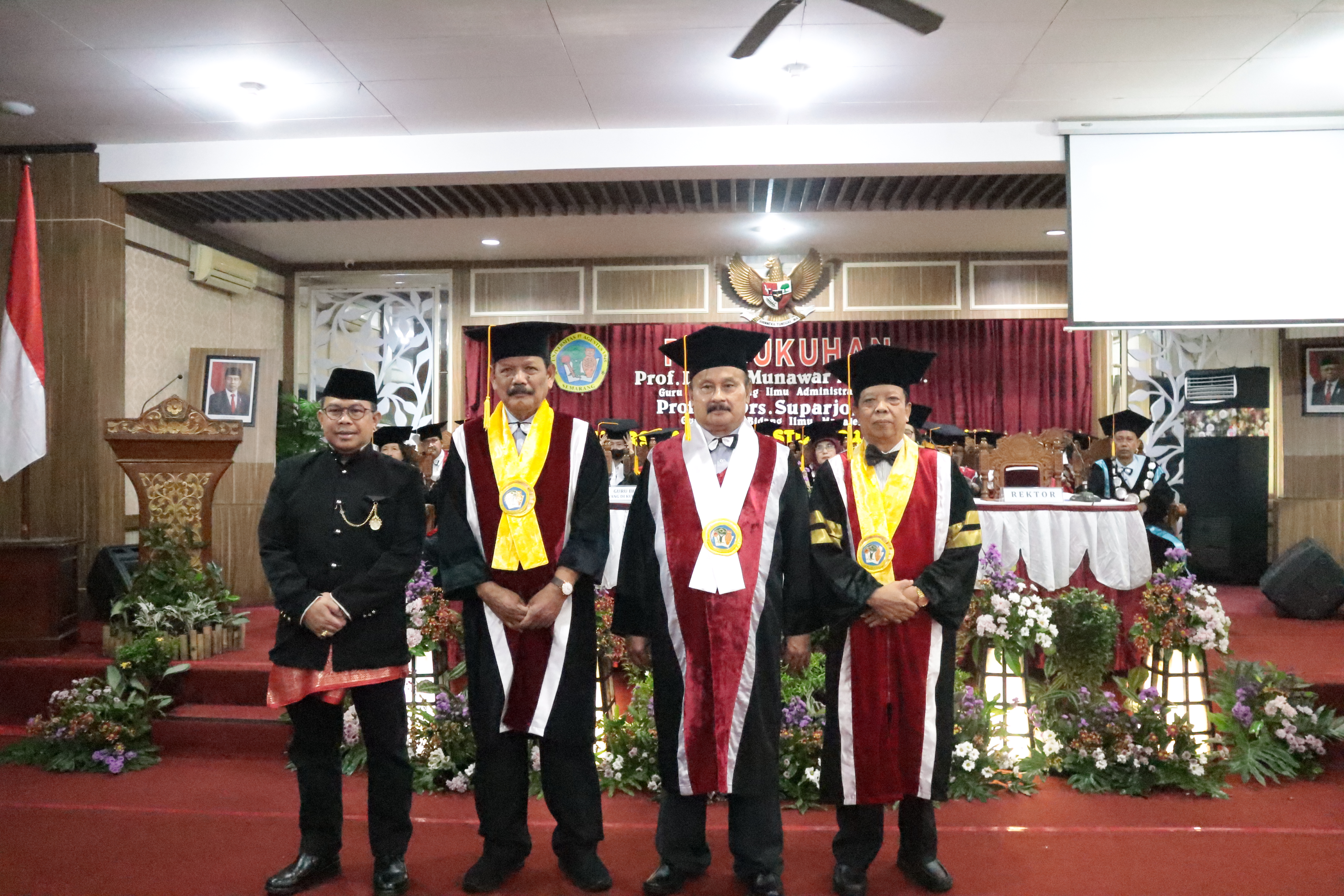Dua Guru Besar Untag Semarang Dikukuhkan