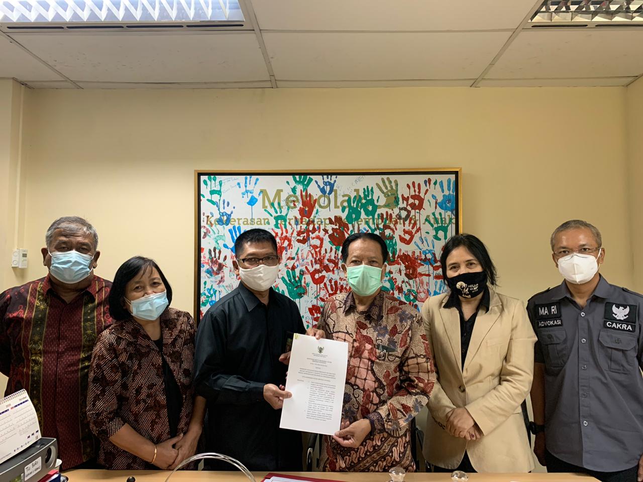 Untag Terima Sertifikat Akreditasi Mediasi dari MA RI 