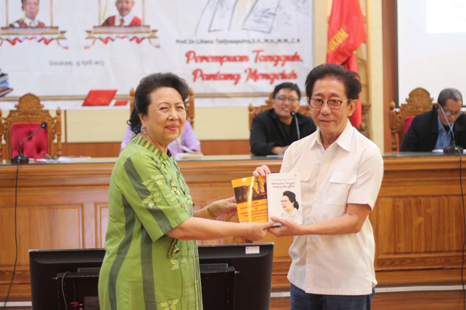 Untag Bedah Dua Buku Prof. Liliana Tedjosaputro