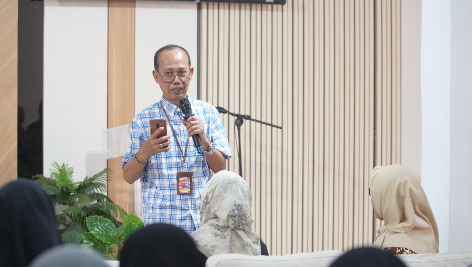 Dekan FBB Untag Bagikan Pengalaman Inspiratif Menulis Cerpen