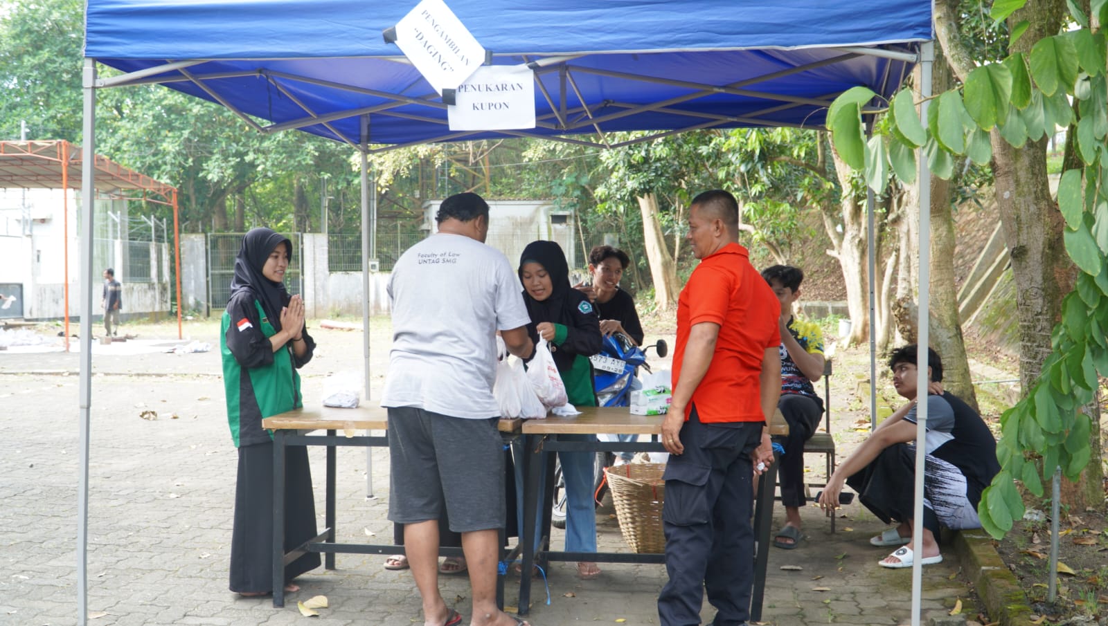 UNTAG Bagikan Daging Qurban ke Warga Sekitar
