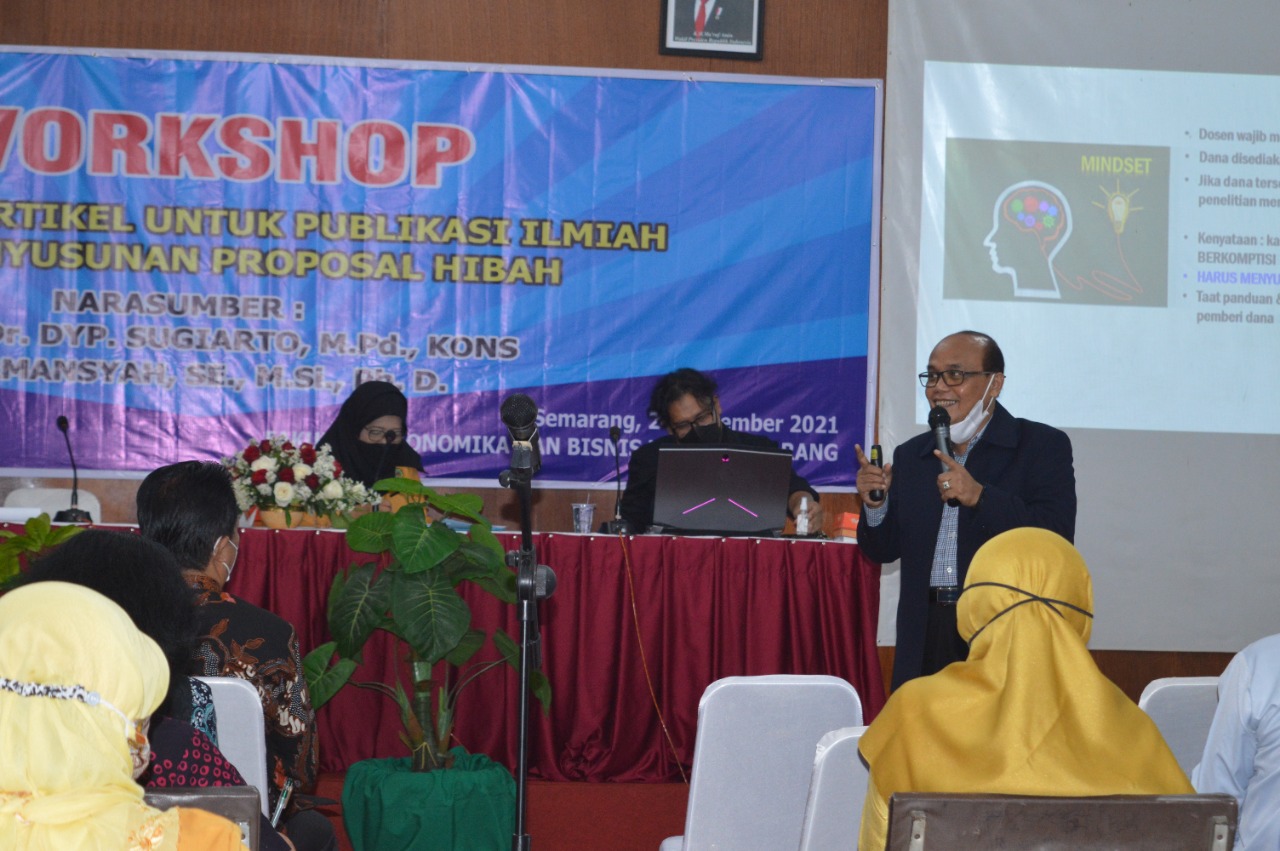 Untag Gelar Workshop Perkuat Penulisan Artikel dan Proposal Hibah.