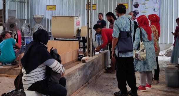 Untag Terapkan Pembuatan Pelet Berbasis Limbah Ikan Lele di Desa Sruwen.