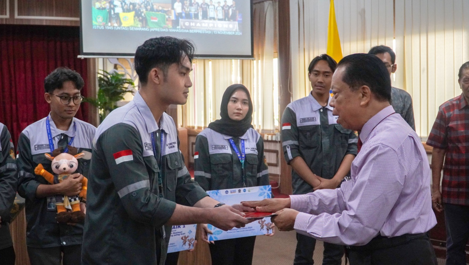 Prestasi Kian Mengalir, Untag Semarang Berikan Apresiasi kepada Para Mahasiswa